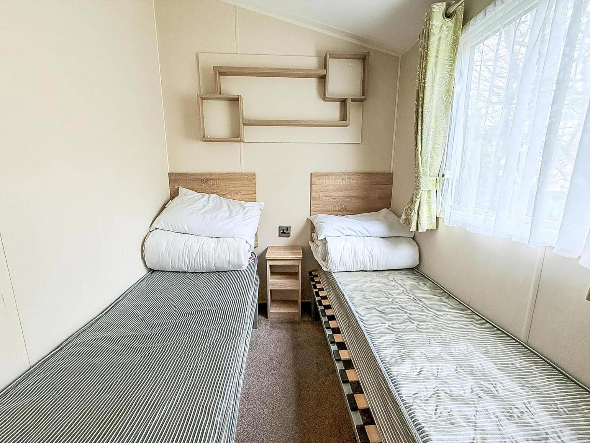 Lovely Caravan With Decking And Outside Furniture At Broadland Sands Ref 20113Bs Hopton on Sea Exterior foto